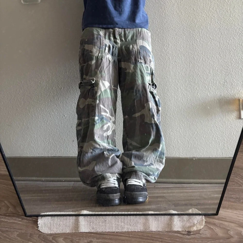 Vintage Y2K/2000s Baggy Camo Streetwear Cargo Pants! 28x27